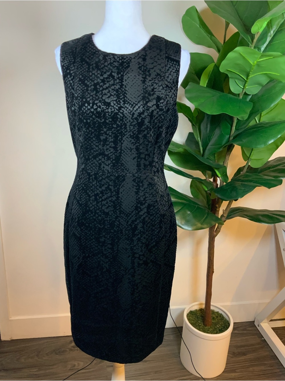 Calvin Klein Black Textured Sleeveless Sheath Dress